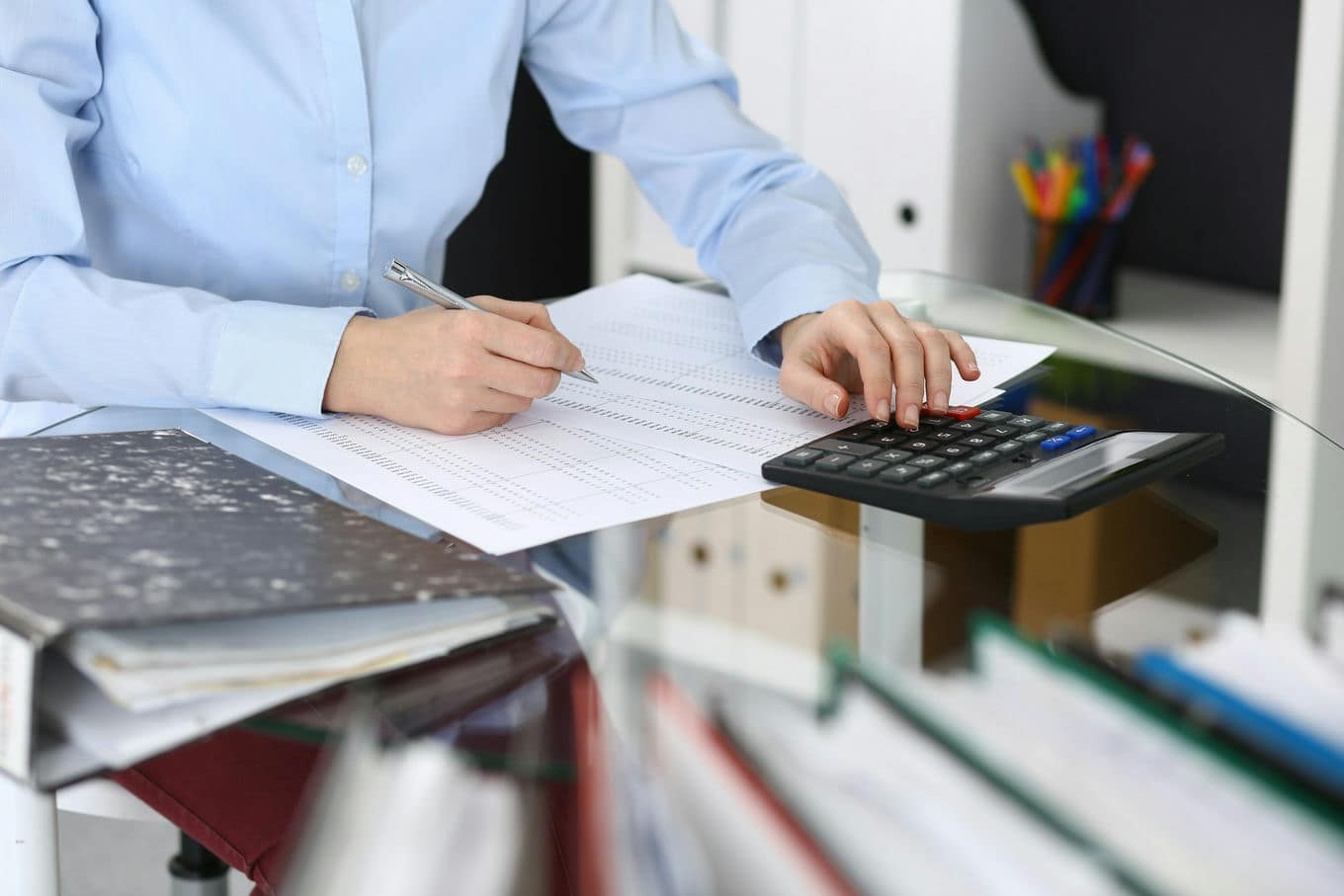 księgowa zajmująca się dokumentami finansowymi